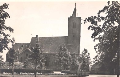 <p>Foto van de noordzijde van de Oude Kerk voor de restauratie. De toren is nog voorzien van twee ingangen, de deur rechts leidde naar de arrestantencel. (Gemeentearchief Huizen). </p>
